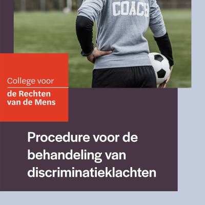 Omslag van de brochure met het logo College voor de Rechten van de Mens, de tekst Procedure voor de behandeling van discriminatieklachten en een foto van een persoon met een voetbal e
