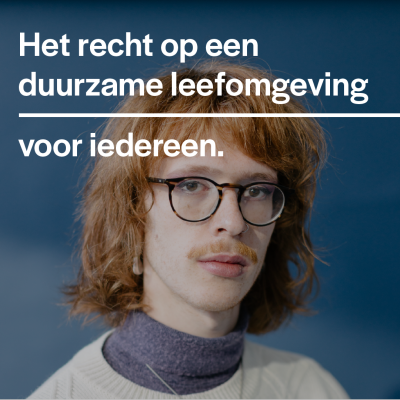 Foto van Joost: een man met bril op en witte trui aan. Op de voorgrond zie je de tekst: "Het recht op een duurzame leefomgeving voor iedereen"