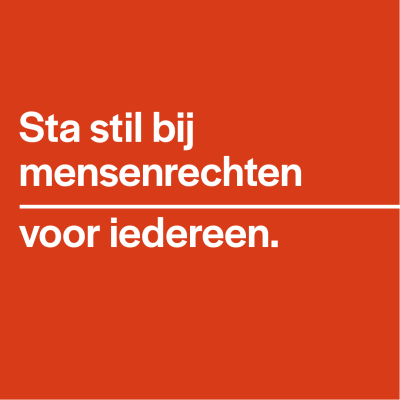 Een vierkante afbeelding, rood vlak met tekst: "Sta stil bij mensenrechten voor iedereen."