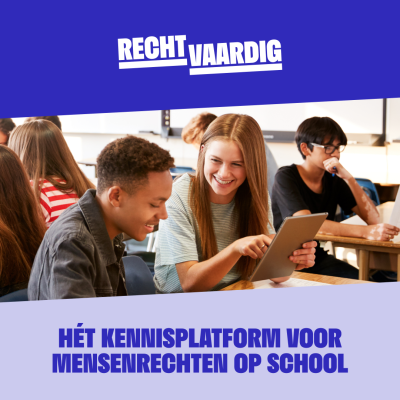 Drie scholieren in de klas met de tekst RechtVaardig en Het kennisplatform voor mensenrechten op school